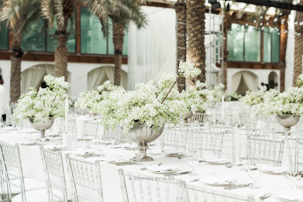 Table centrepiece in white, silver and green