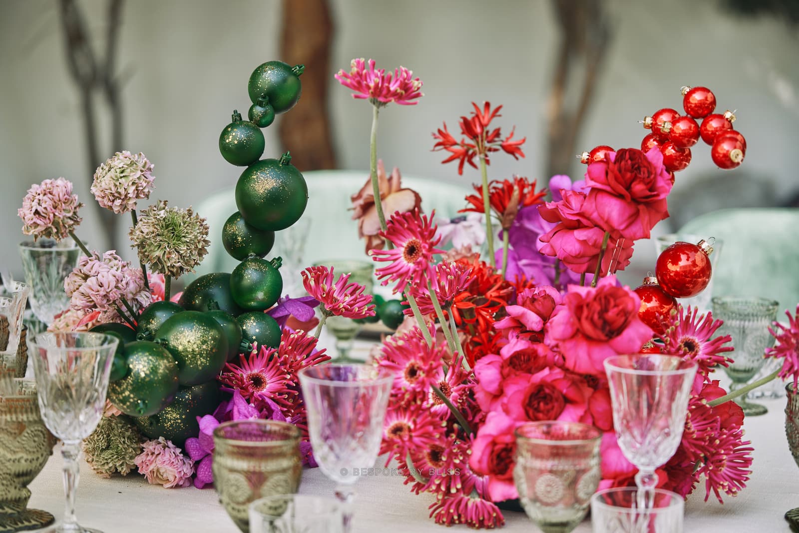 Table centrepiece in fuchsia, red and green