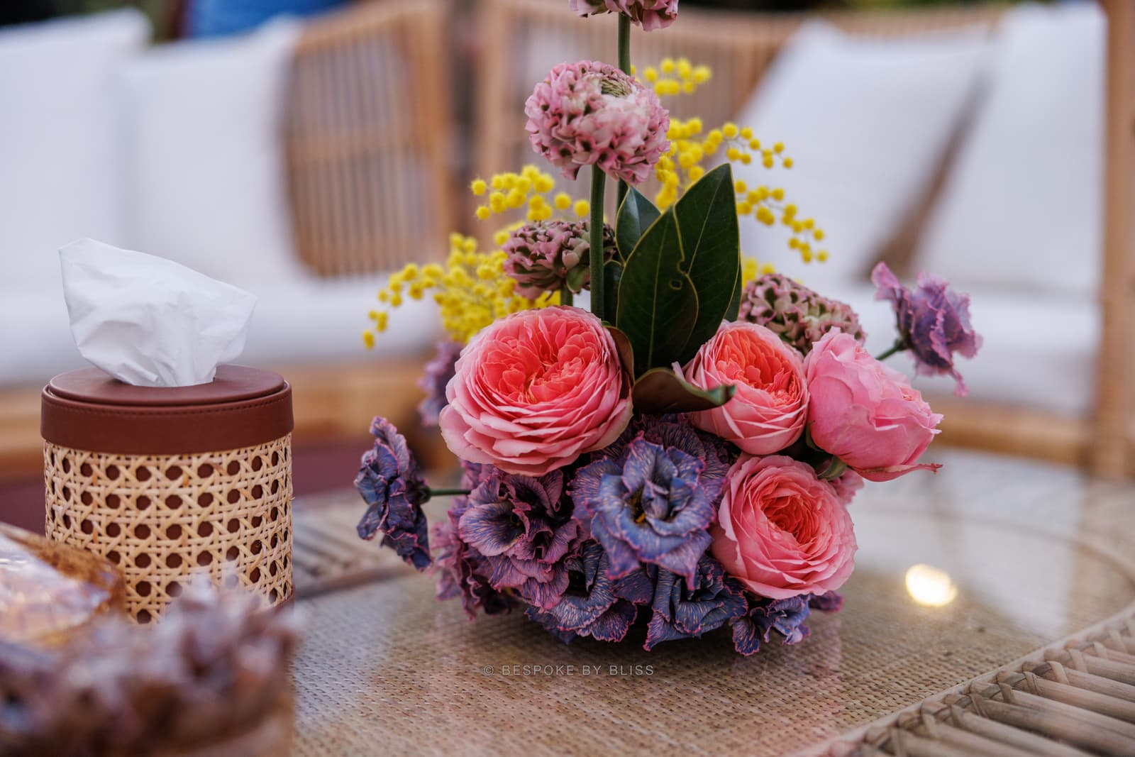 Table centrepiece in coral, lilac and yellow