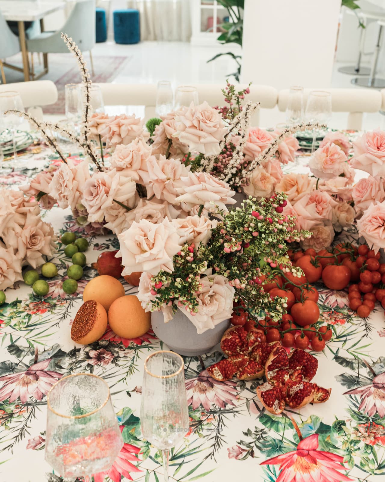 Table centrepiece in blush, green and white
