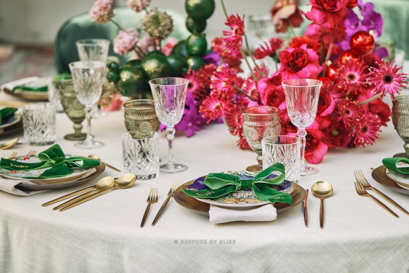 Table centrepiece in fuchsia, green and gold