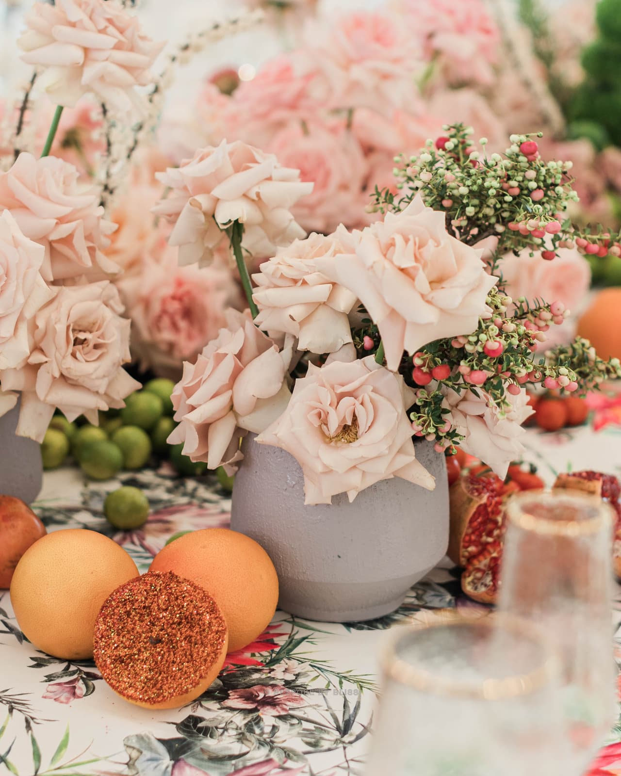 Table centrepiece in blush, green and white