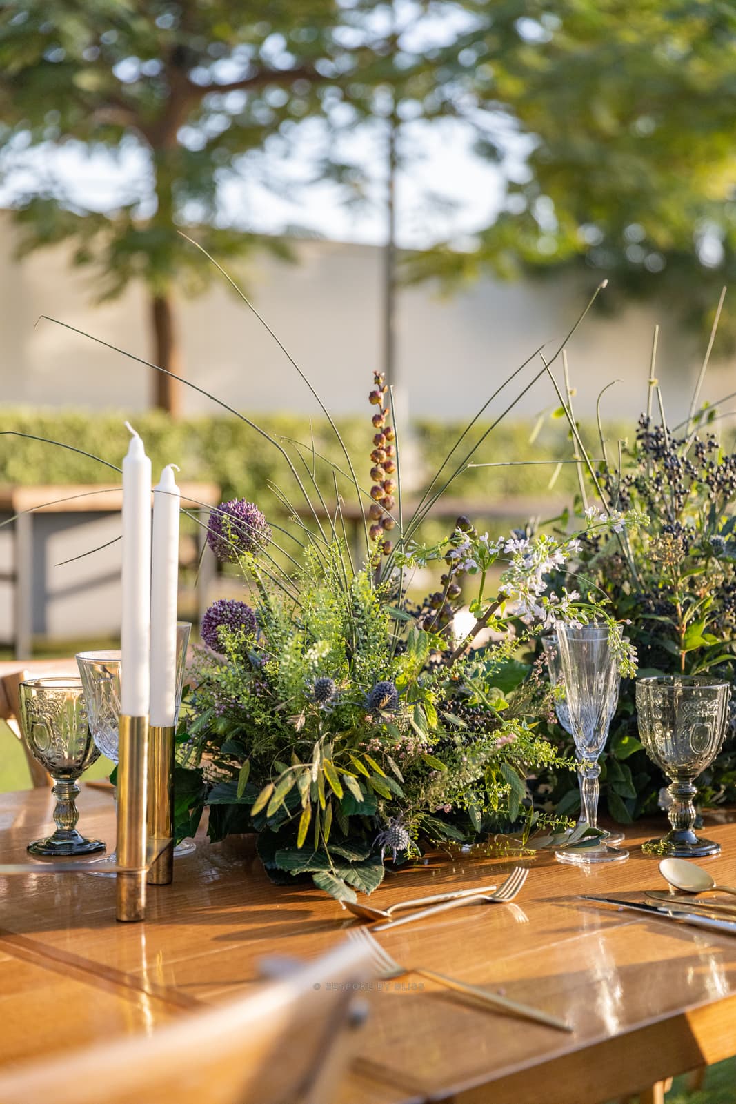 Table centrepiece in green, ivory and gold