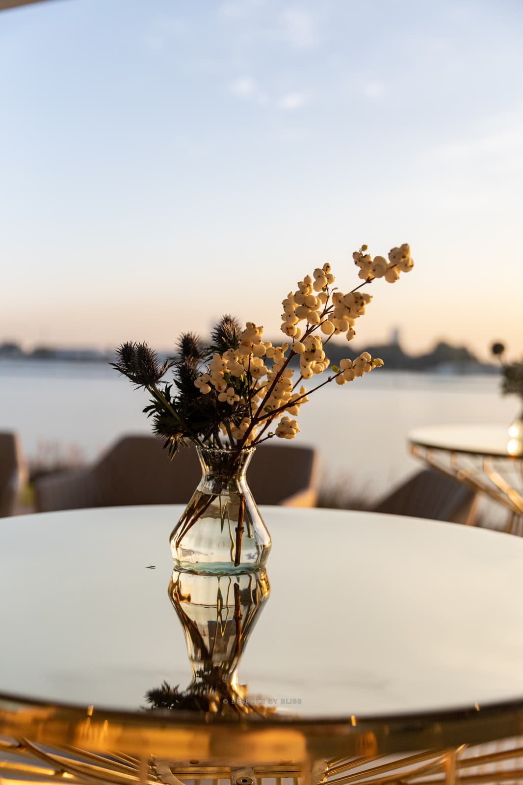 Table centrepiece in cream, navy and gold