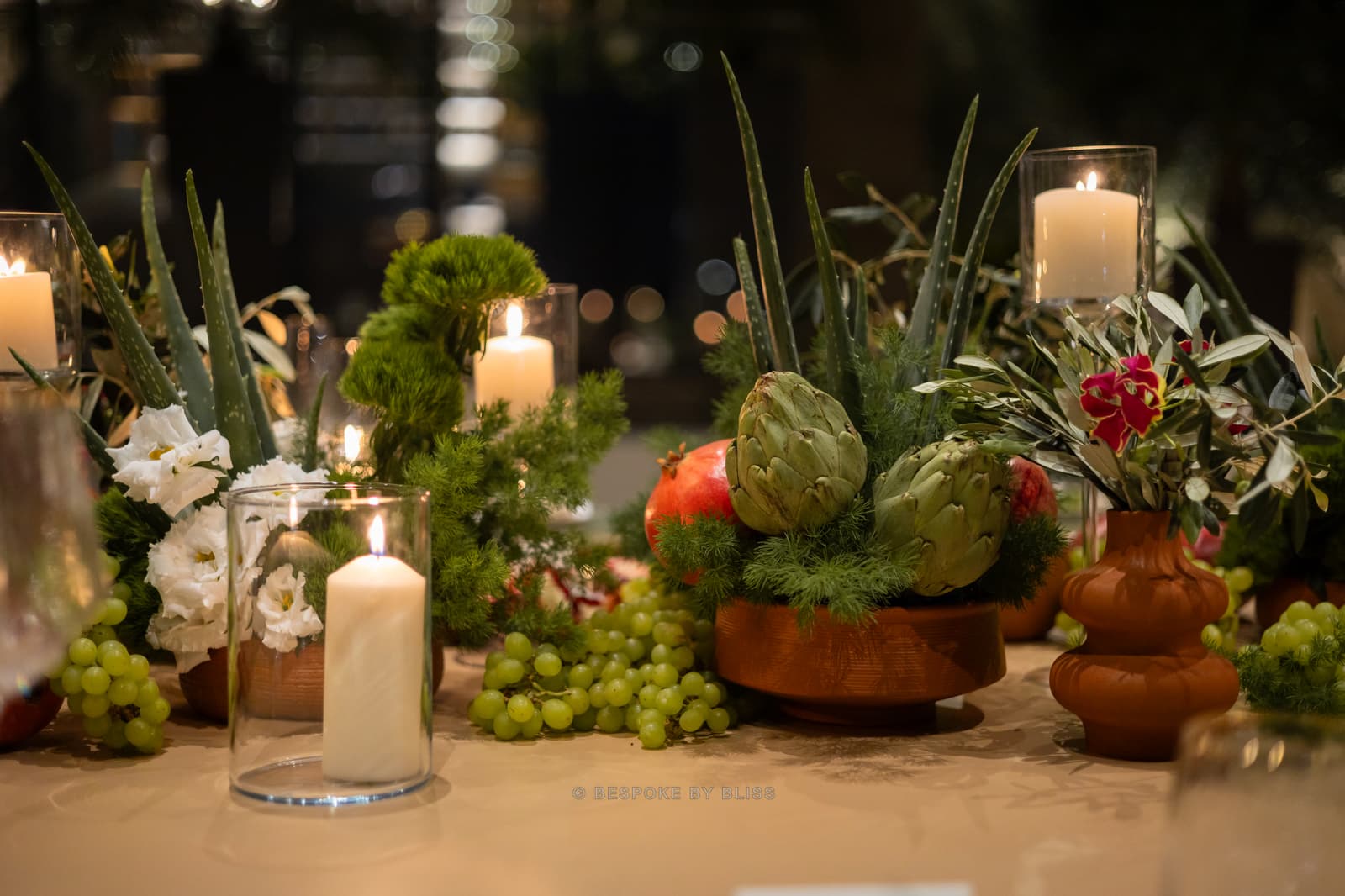 Table centrepiece in green, terracotta and white