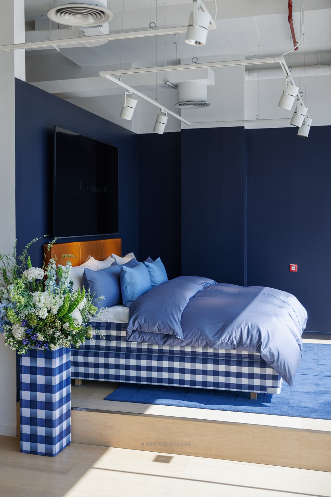 Statement floral arrangement in navy, blue and white