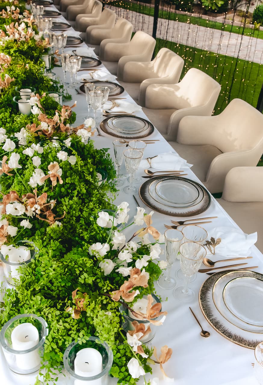 Table centrepiece in green, peach and white