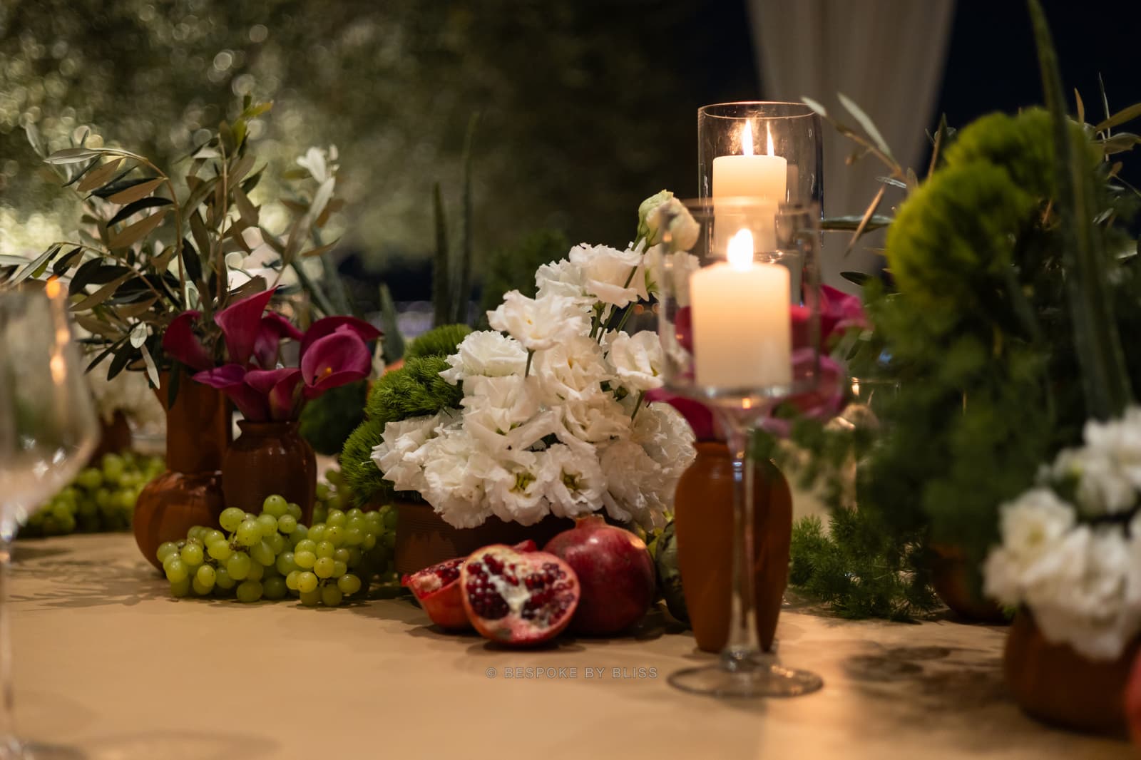 Table centrepiece in white, burgundy and green