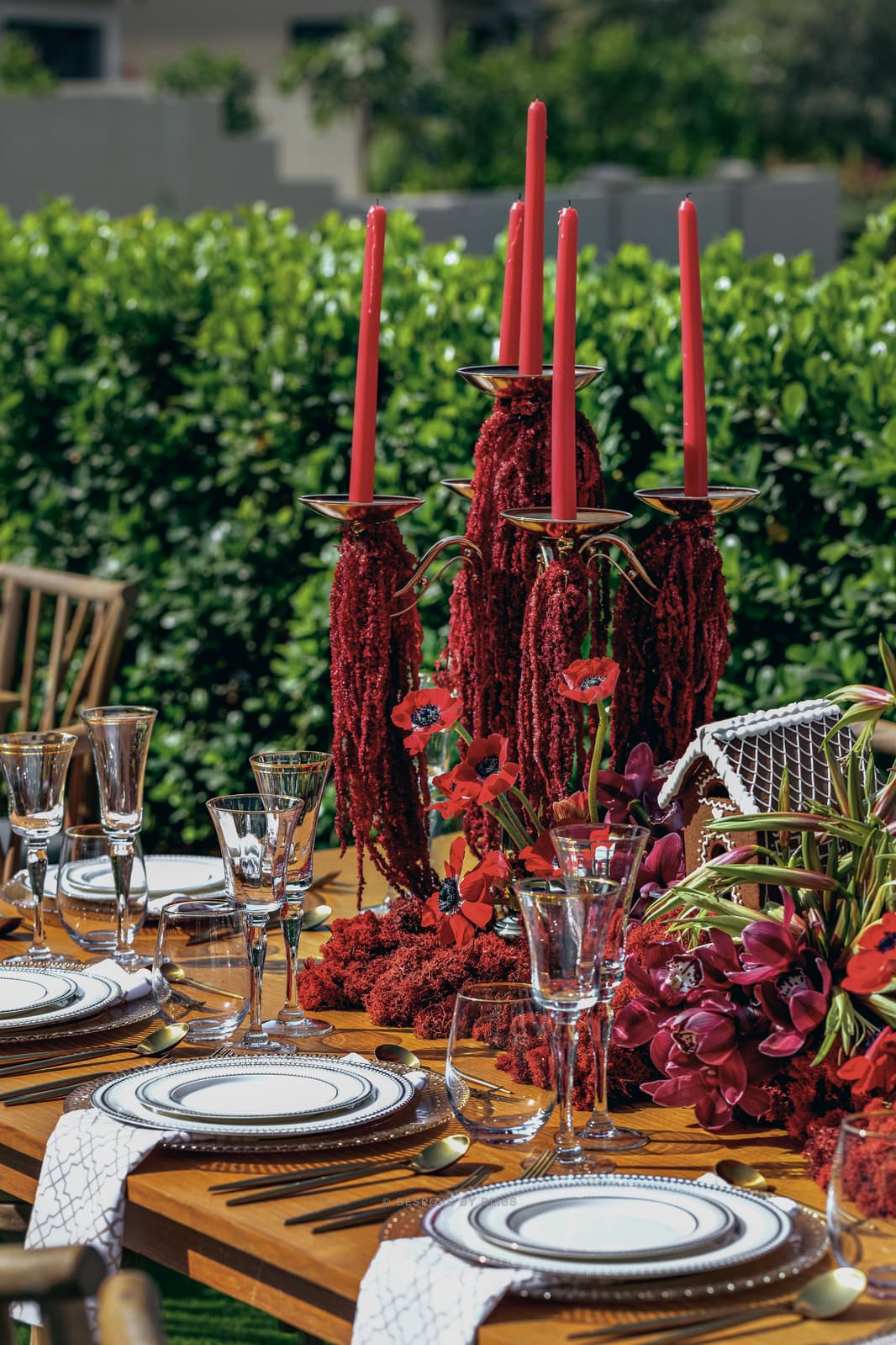 Table centrepiece in deep red, green and white